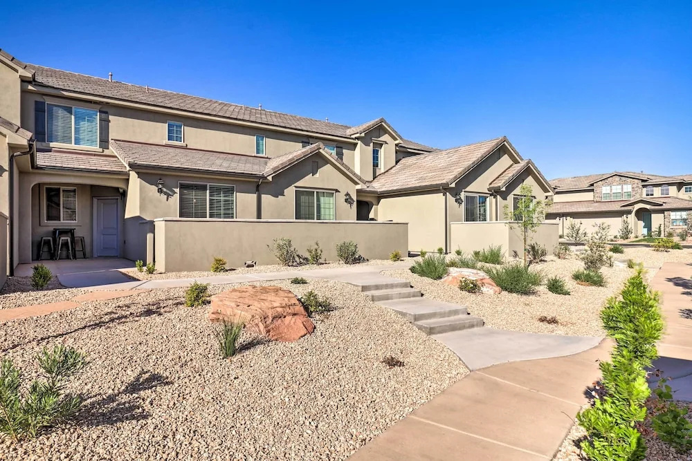 St George Area Townhome w/ Patio + Pool Access