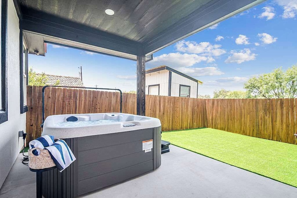Pet Friendly W/hot-tub-six Minutes to Downtown!
