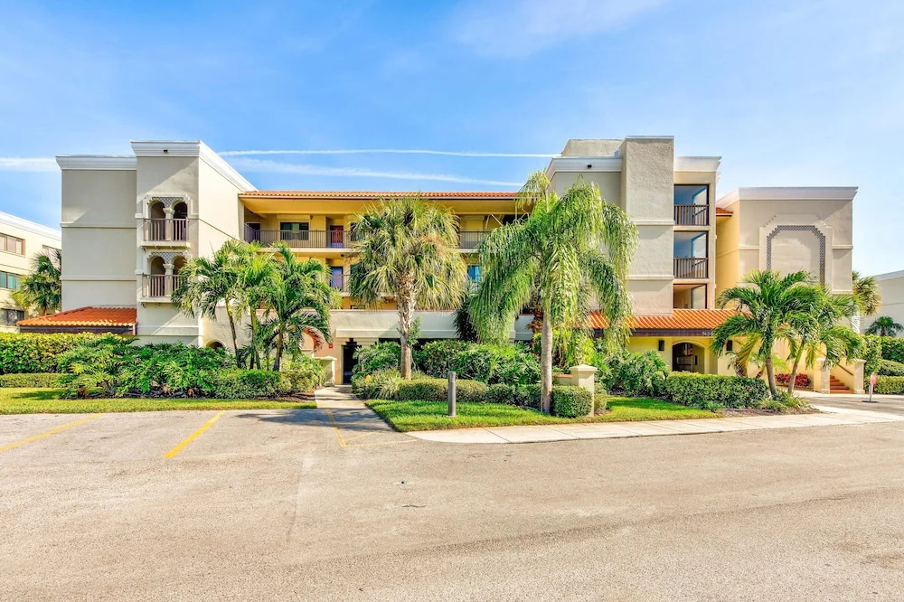 Land's End 10-303 Beach Front - Premier
