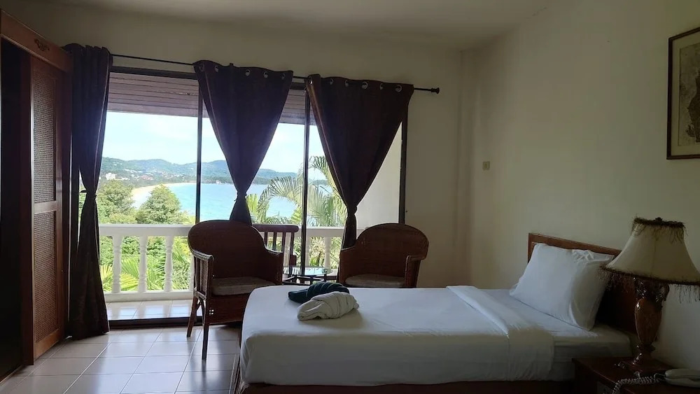 Двухместный номер Superior с видом на море двуспальная кровать в On The Hill Karon Resort