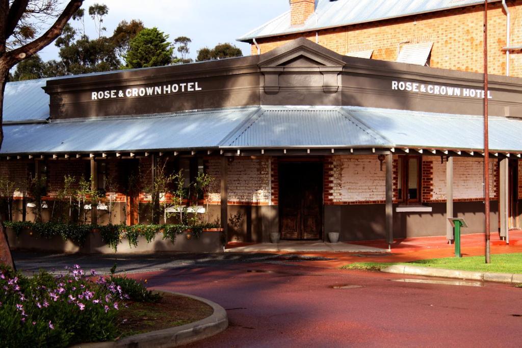 Rose & Crown Hotel by null