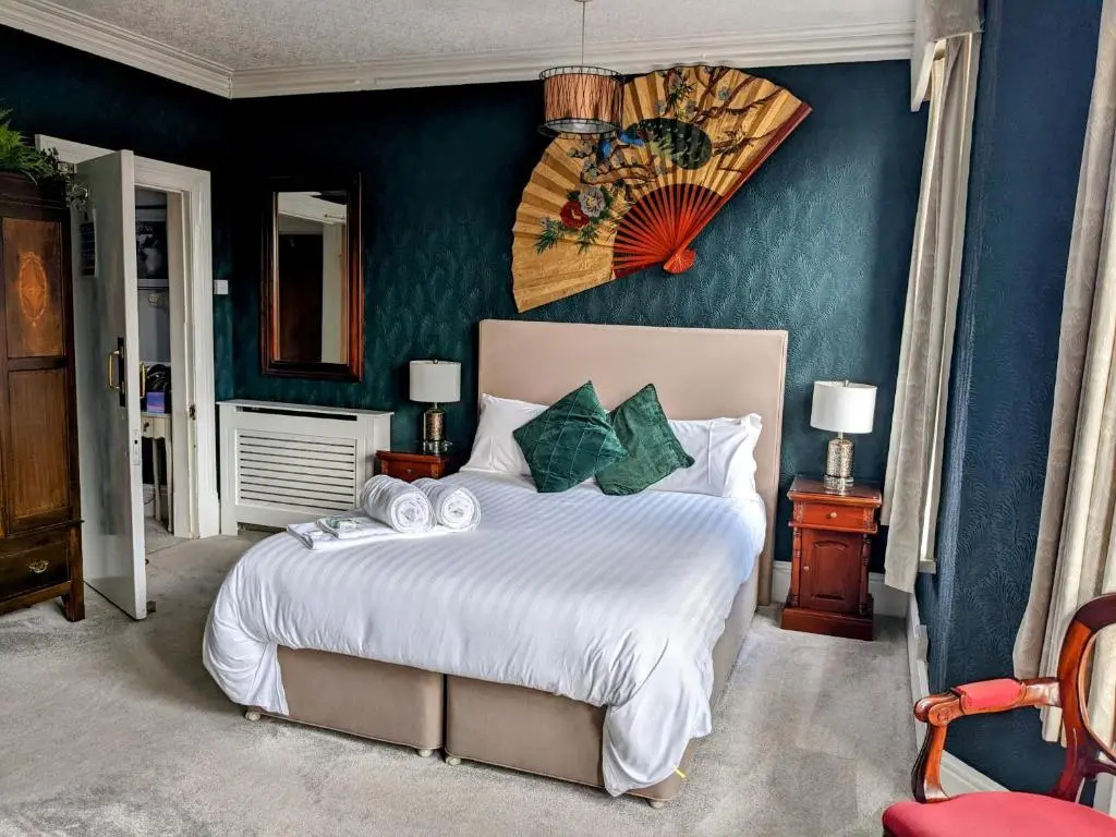 Deluxe Double Suite (full double bed)