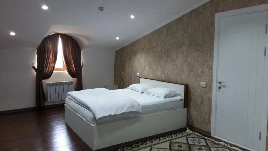 Double Suite (full double bed)