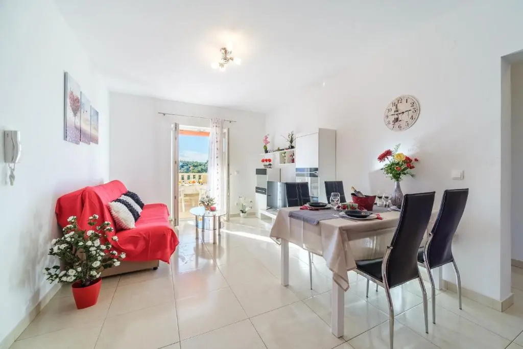 2 Bedrooms Apartment with sea view