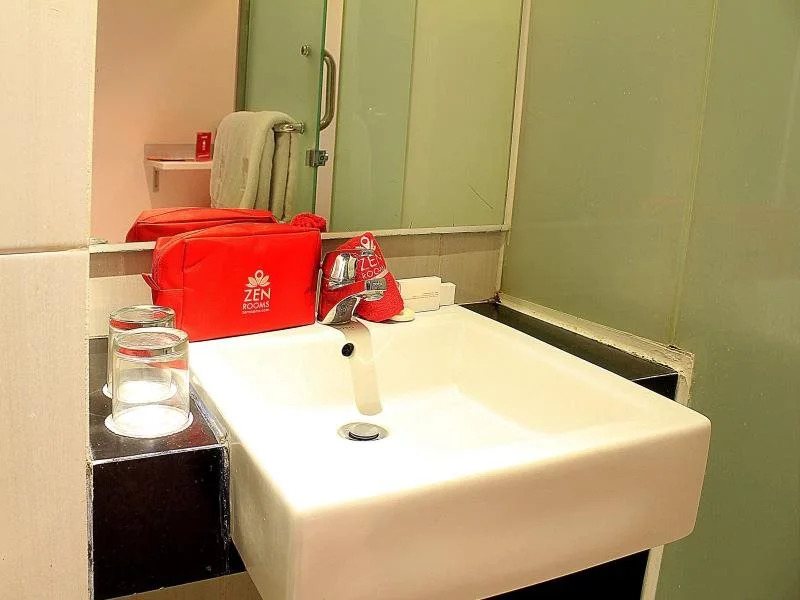 V Hotel & Residence by ZEN Rooms - фото 7