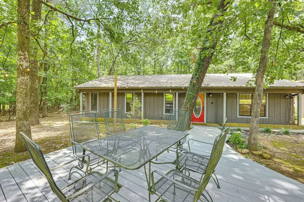 < 3 Mi to Broken Bow Lake: Hot Tub Haven!