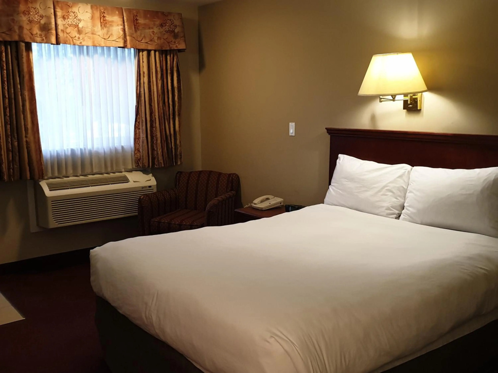 Riverland Inn & Suites — 3
