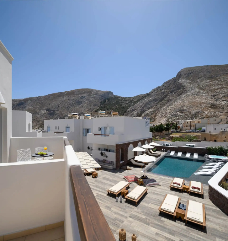 Superior room with pool view