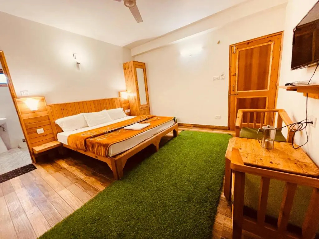 Deluxe Double room with balcony (full double bed)