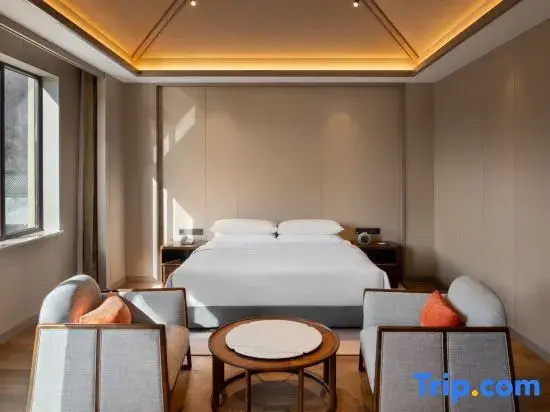 5 Bedrooms Villa