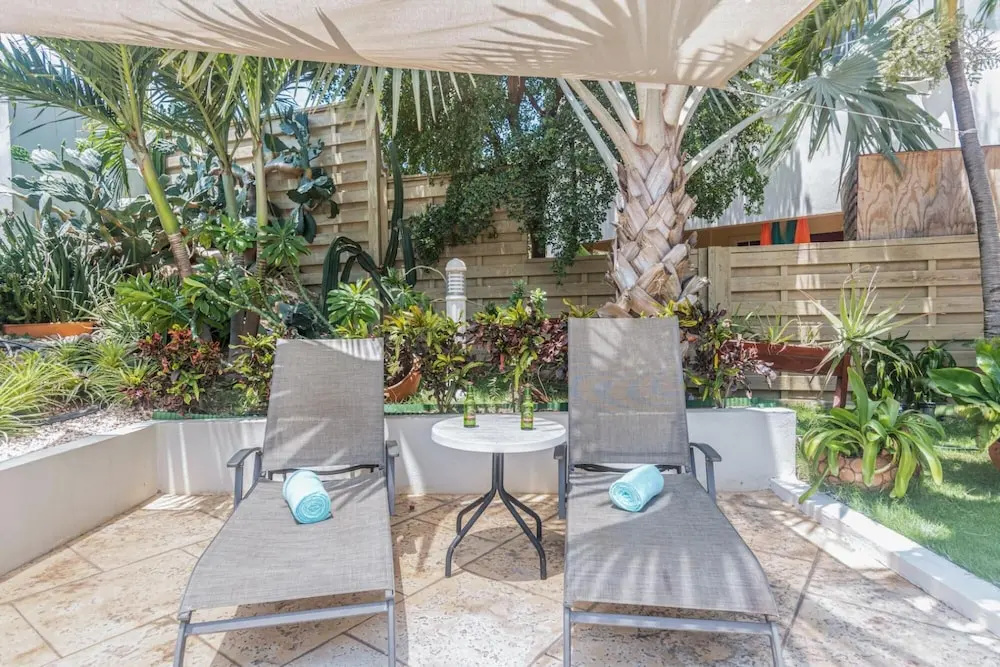 Beautiful Comfy Mins to Palm Eagle Beaches