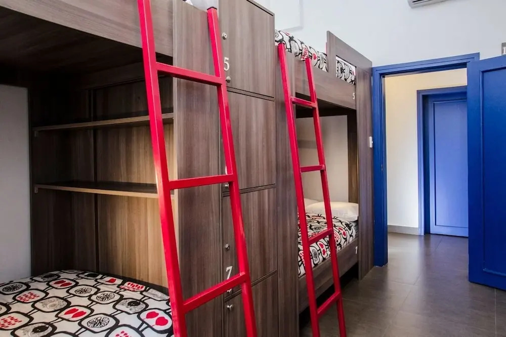 Кровать в общем номере в Tomo Hostel