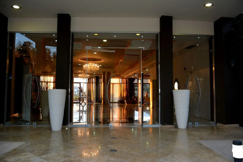 Evia Hotel & Suites