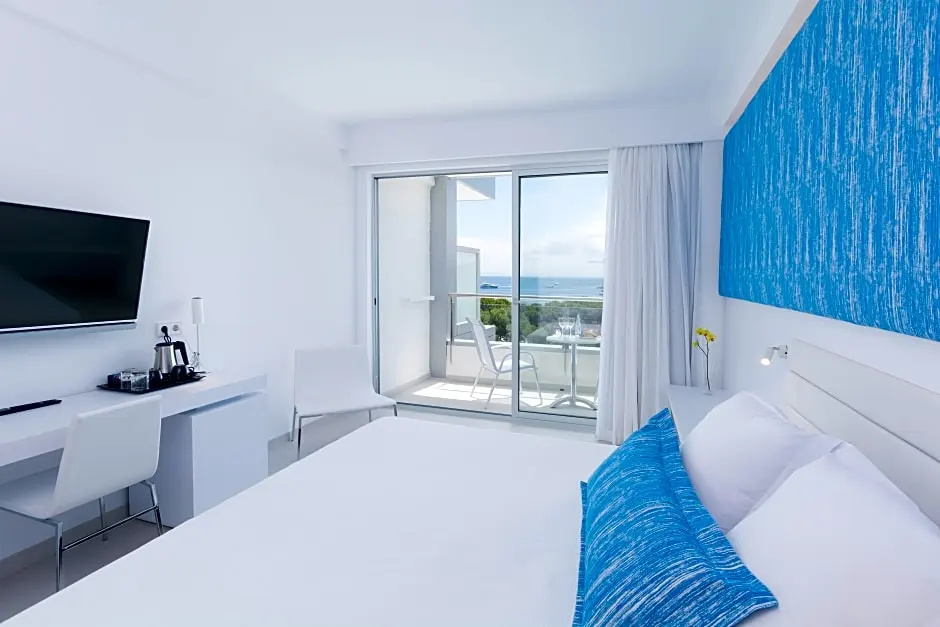 Standard room with pool view