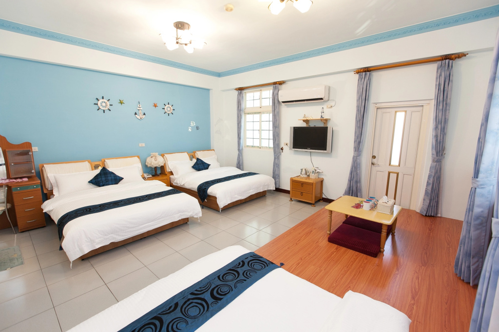 Standard Sextuple Family room