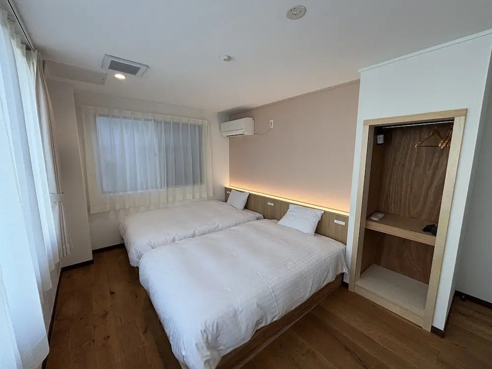 1 Bedroom Economy Double room with city view (twin beds)