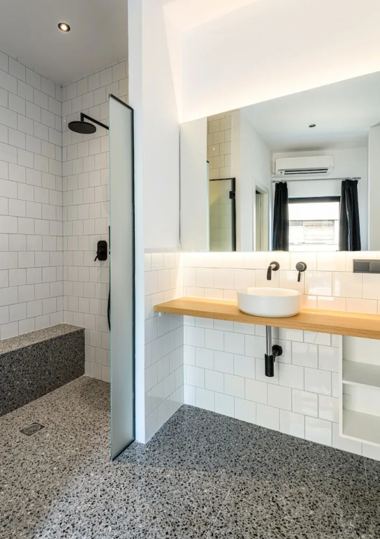 Luxury Double room with balcony (full double bed)