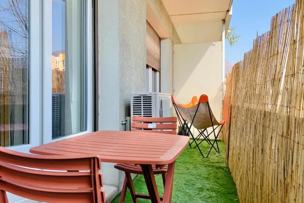 An air-conditioned "haven of peace" in the city center #CV