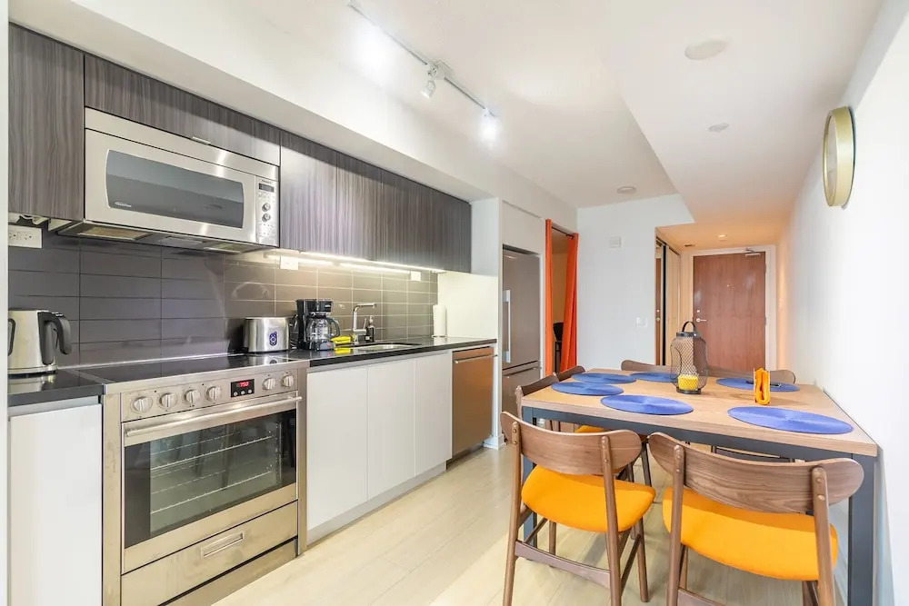 Simply Comfort Stunning Downtown Condos - фото 20