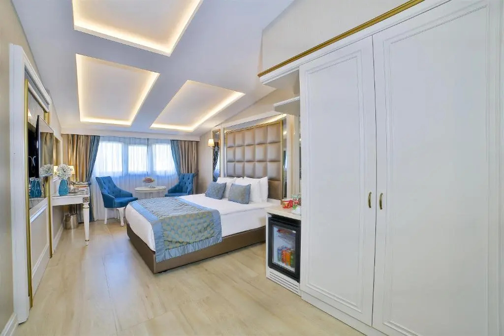 Double room with city view (full double bed)