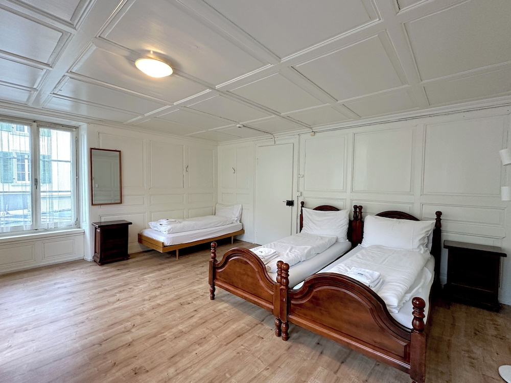 Standard Triple room with city view