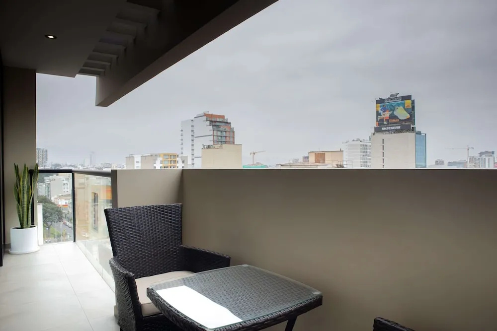 w Modern 3BR w Balcony Near Kennedy Park