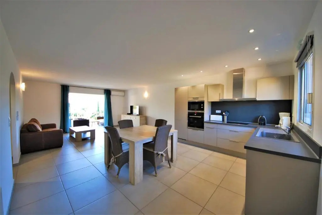 2 Bedrooms Quadruple Apartment