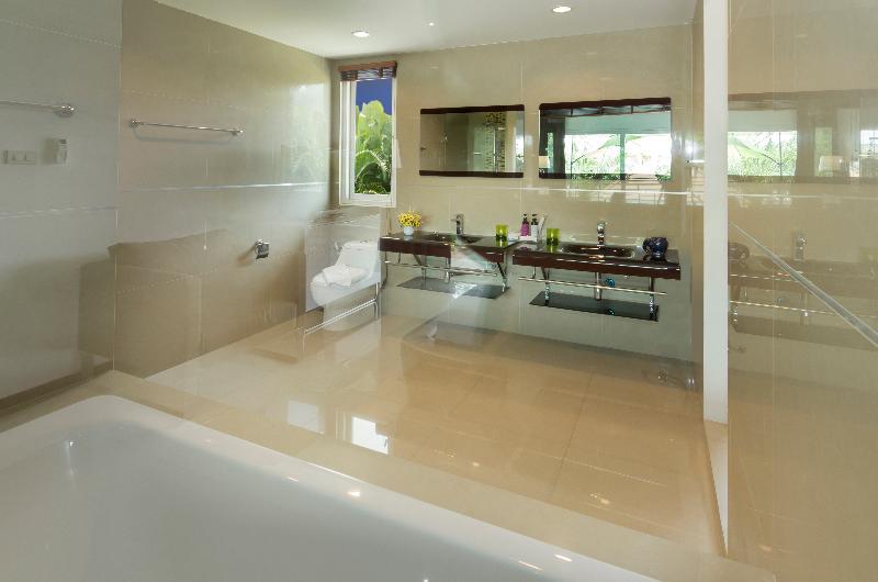 Вилла с 4 комнатами с балконом в Tropicana Pool Villa