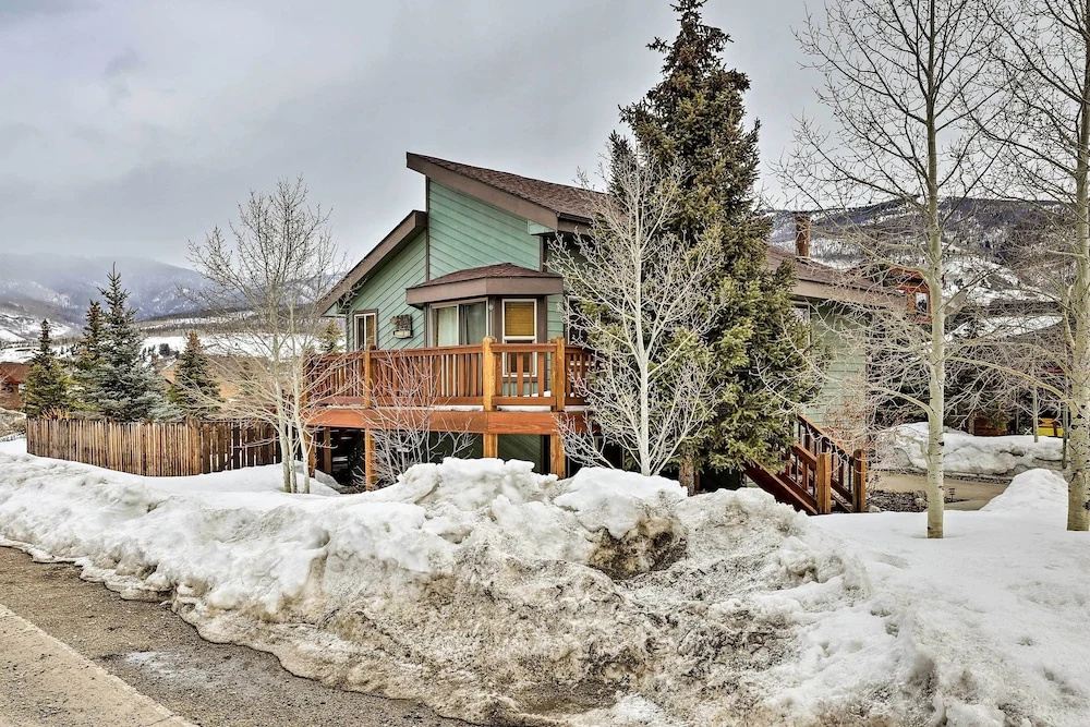 Silverthorne Ski Base w/ Mtn Views: Walk to Trails