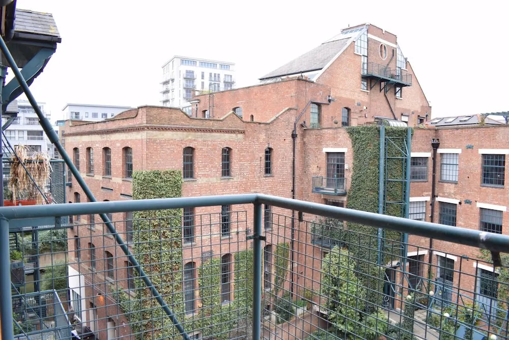 2 Bedroom Old Warehouse Near Canary Wharf