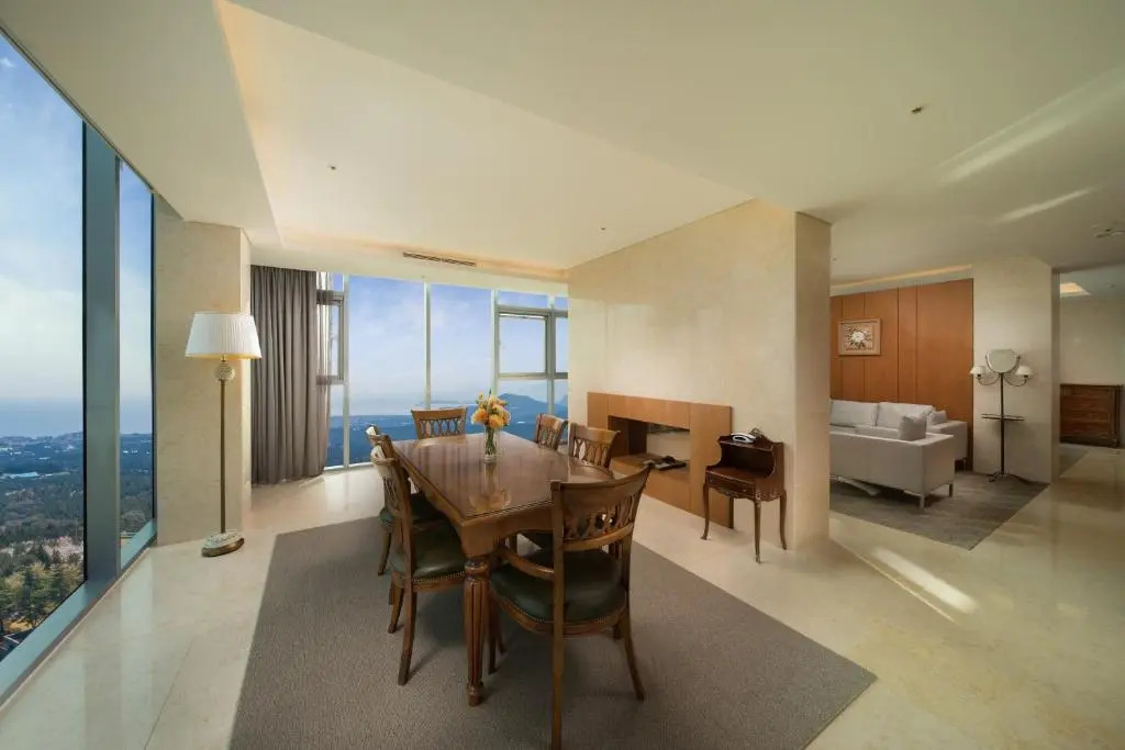 Royal Double Suite with view full double bed