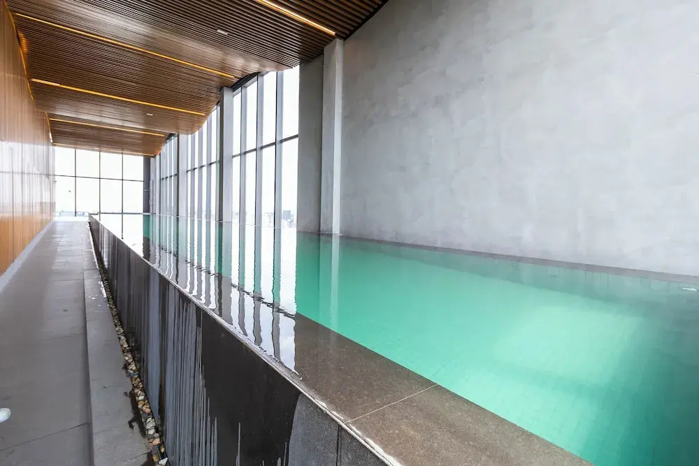 Vista incrível com piscina e AC
