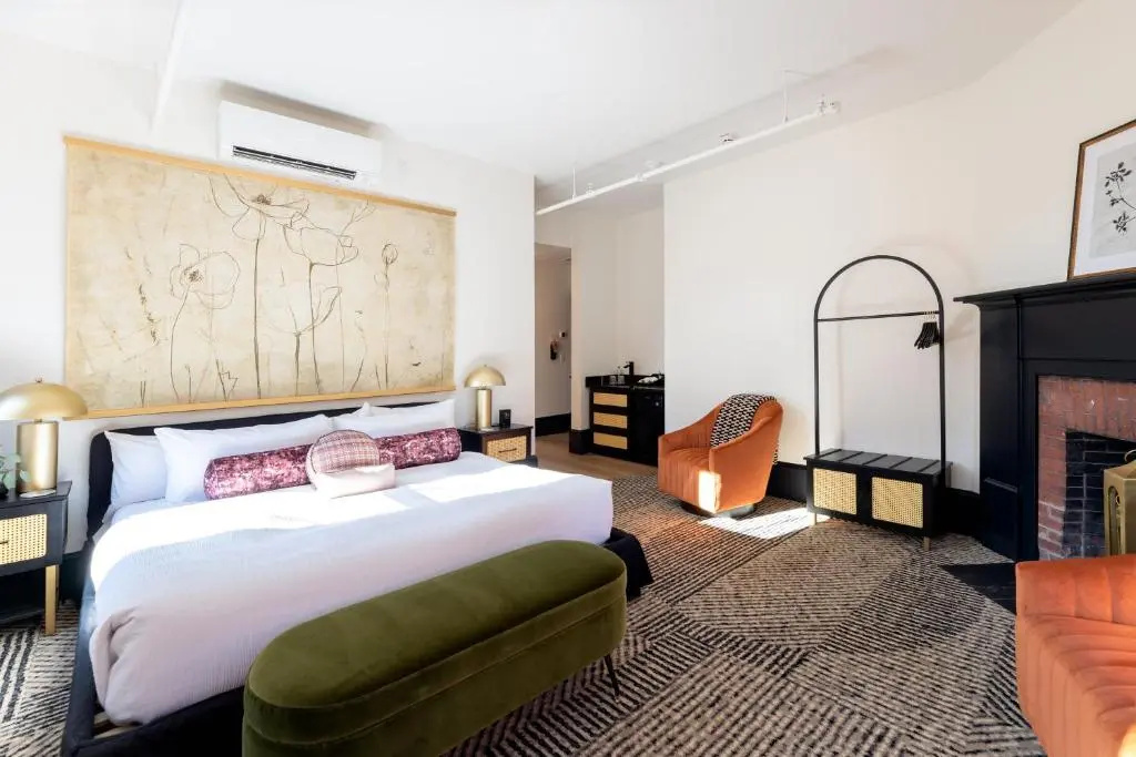 Deluxe Double room (full double bed)