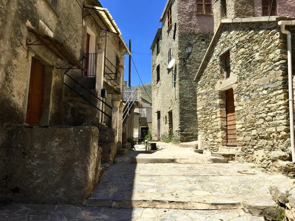 Nuits magiques au village entre mer et montagnes