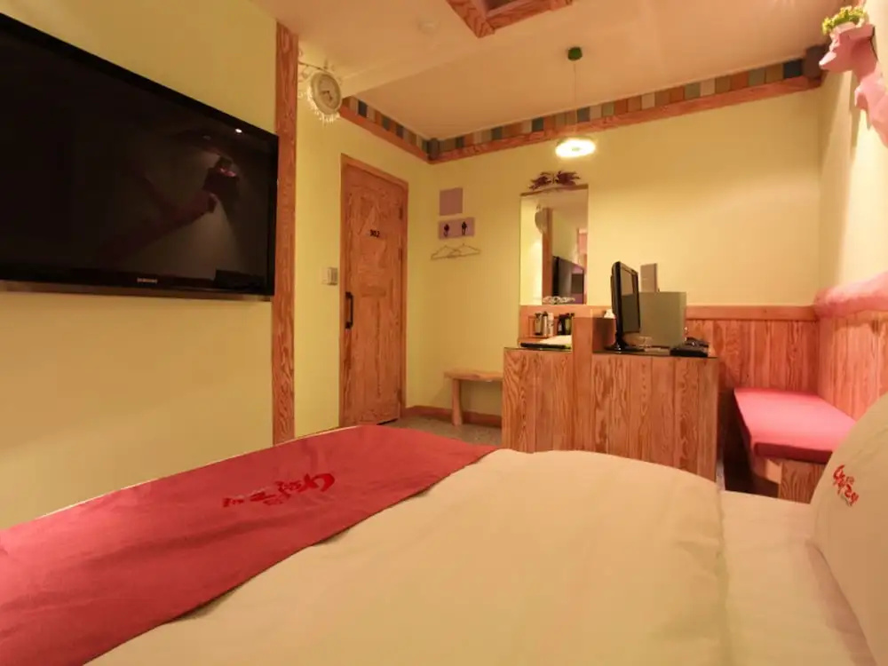 Deluxe Double room (full double bed)