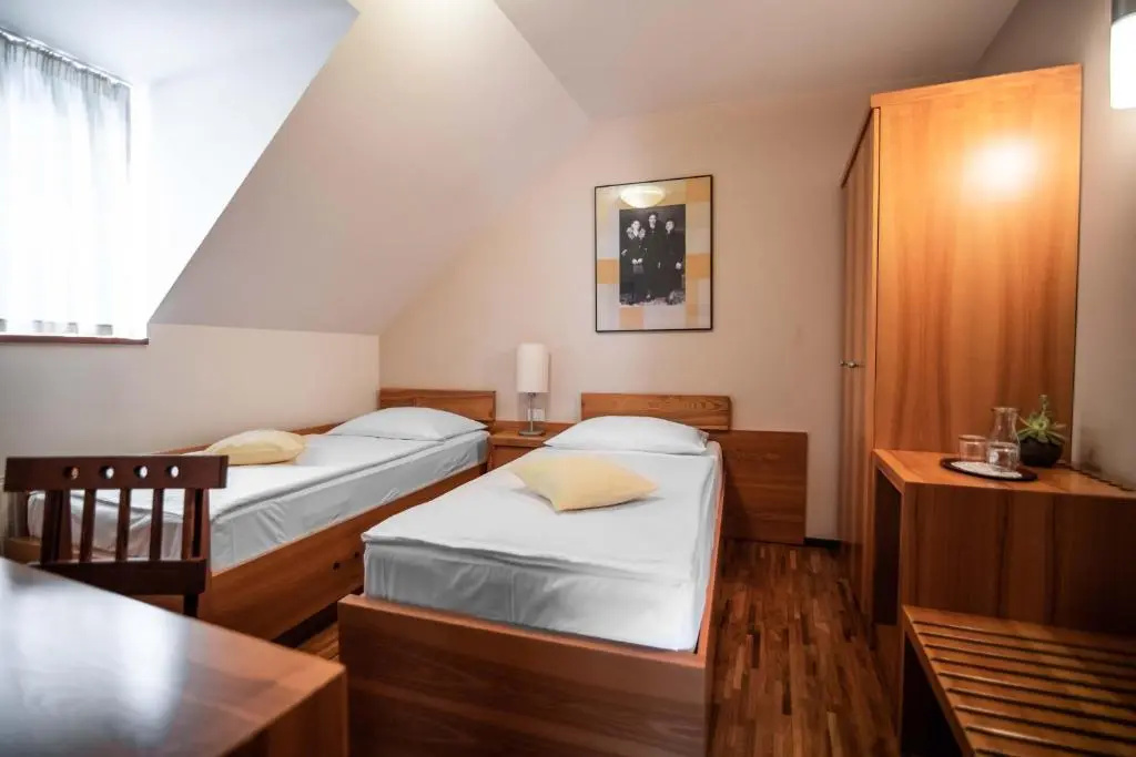 Dvor Jezeršek Brnik - Chambres