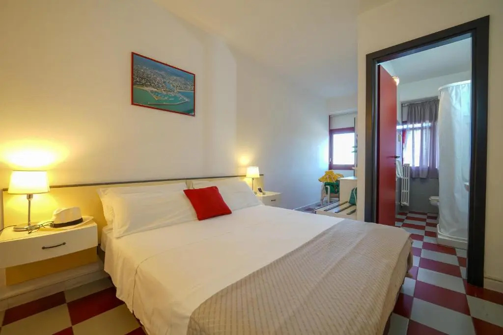 Double room (full double bed)