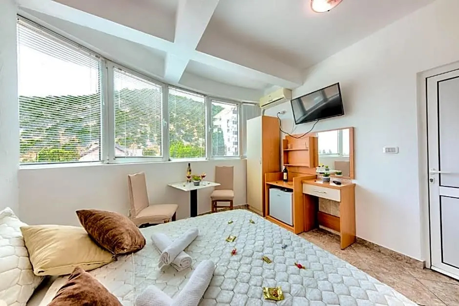 Deluxe Double room (full double bed)