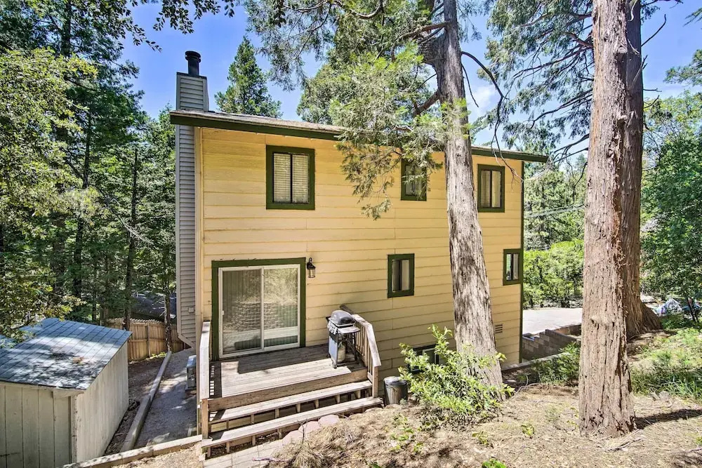All-season Crestline Escape - 2 Mi to Lake!