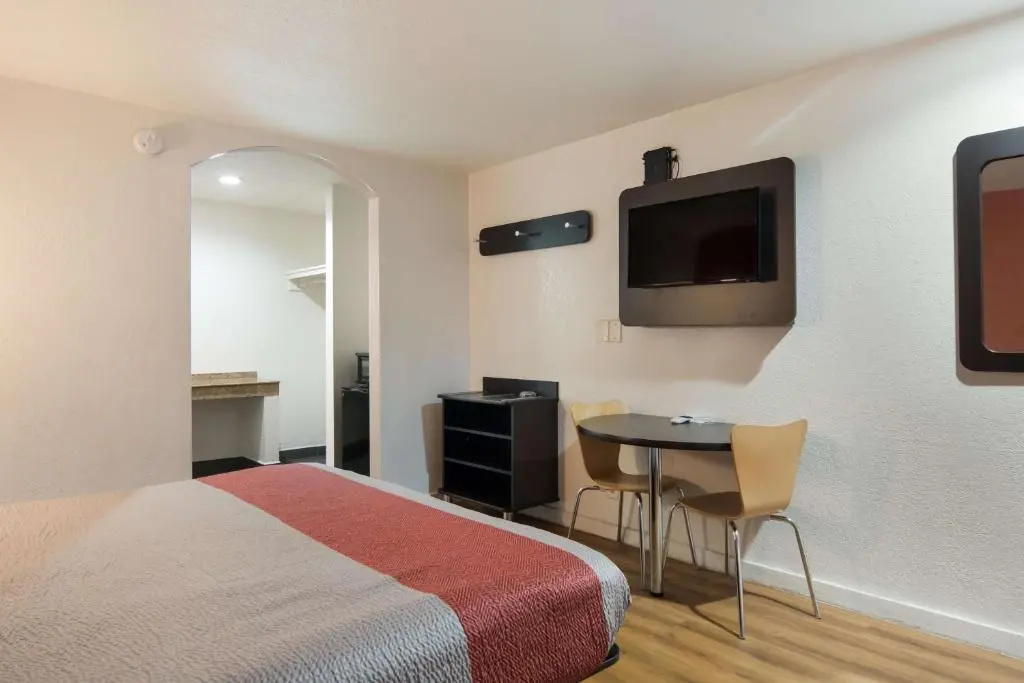 Deluxe Double room (full double bed)
