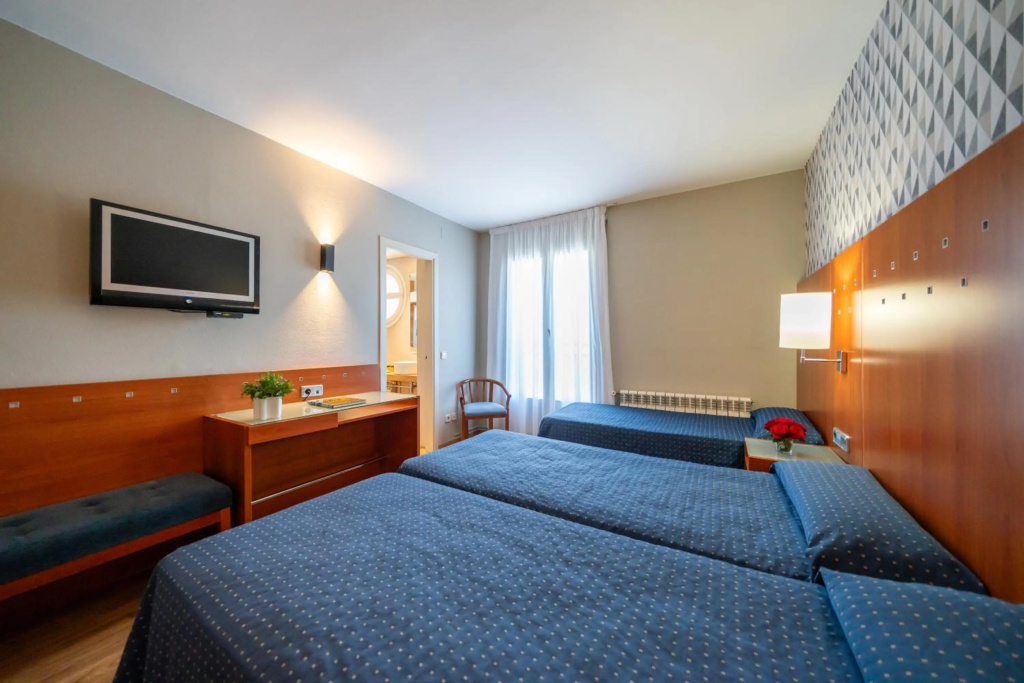 Hotel J. Balmes Vic — 4