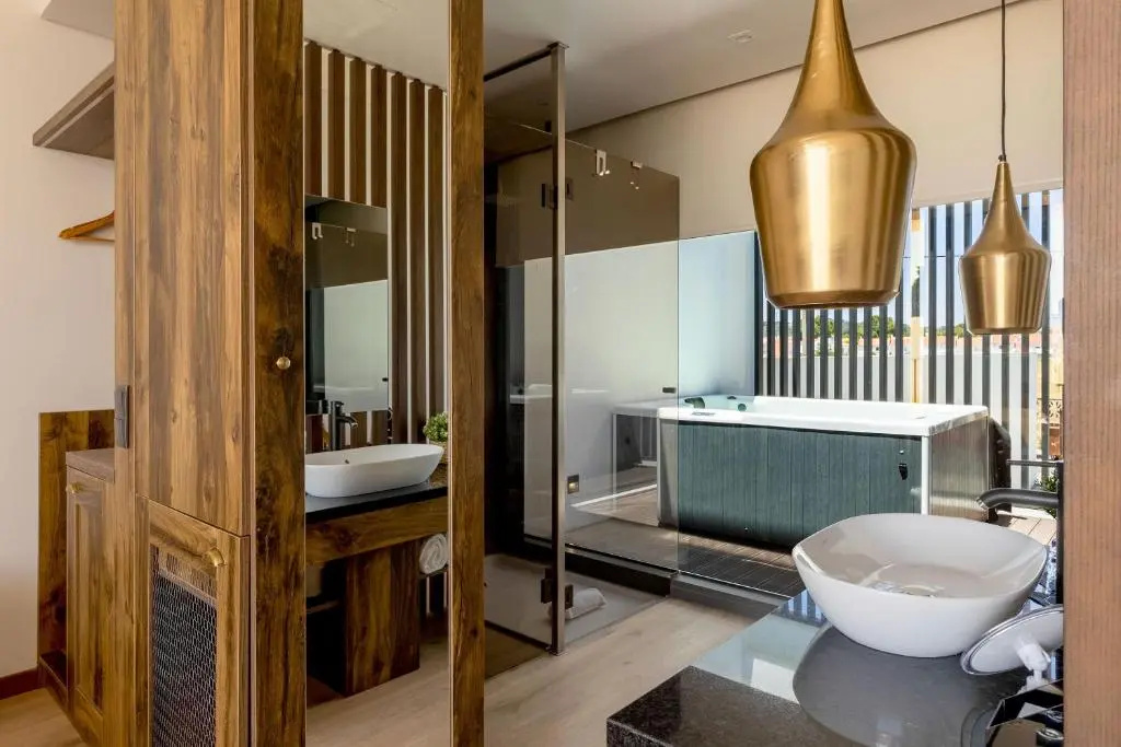 Suite with pool view