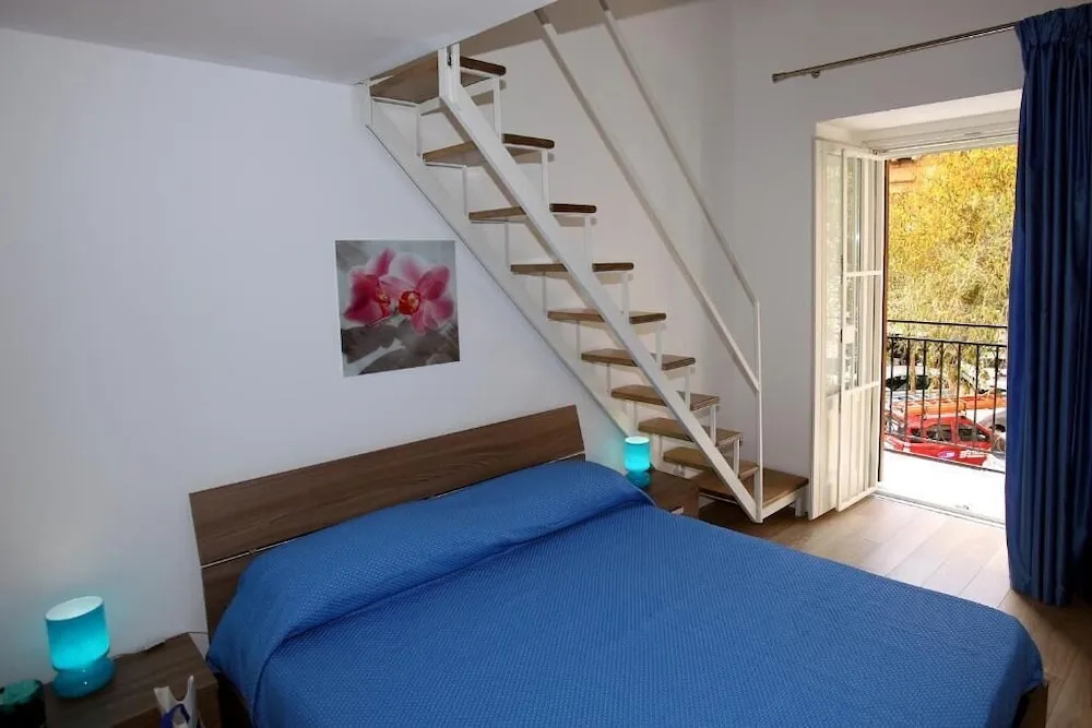 Classic Double room with balcony (full double bed)