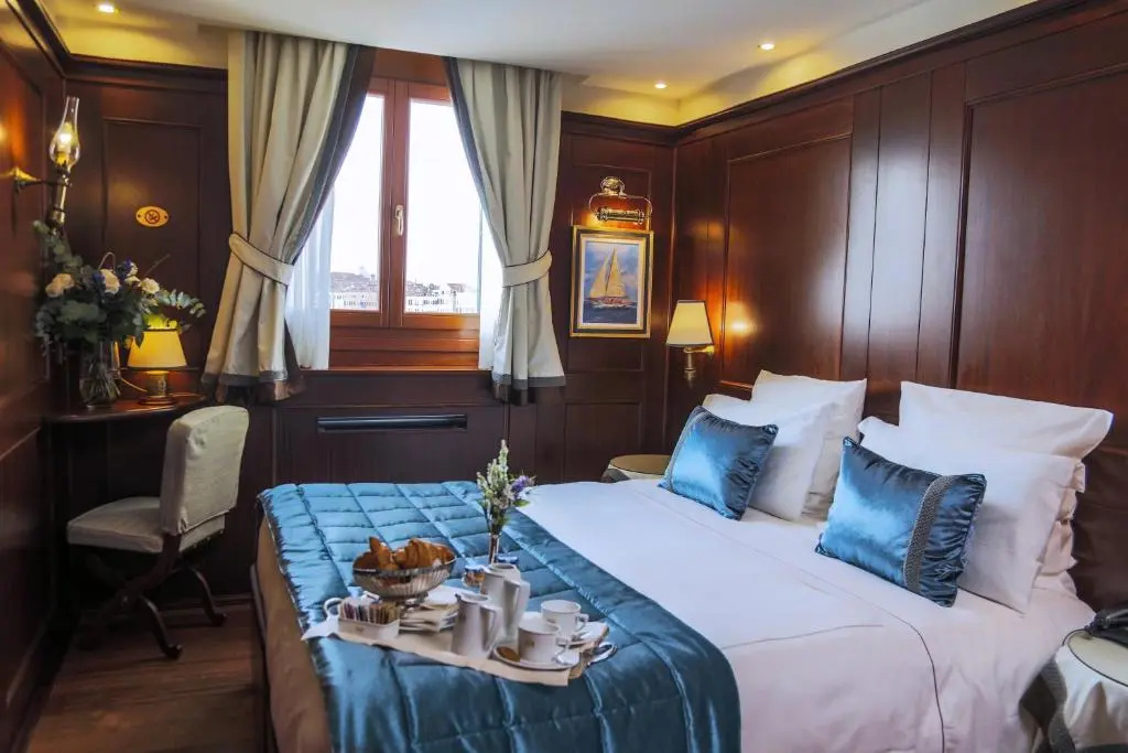 Superior Double room with bay view (full double bed)