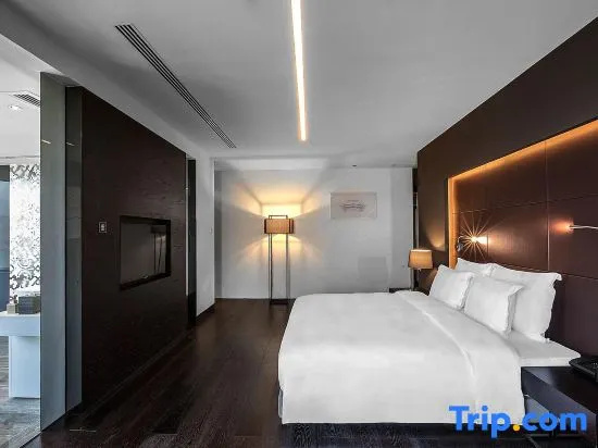 1 Bedroom Suite with lake view