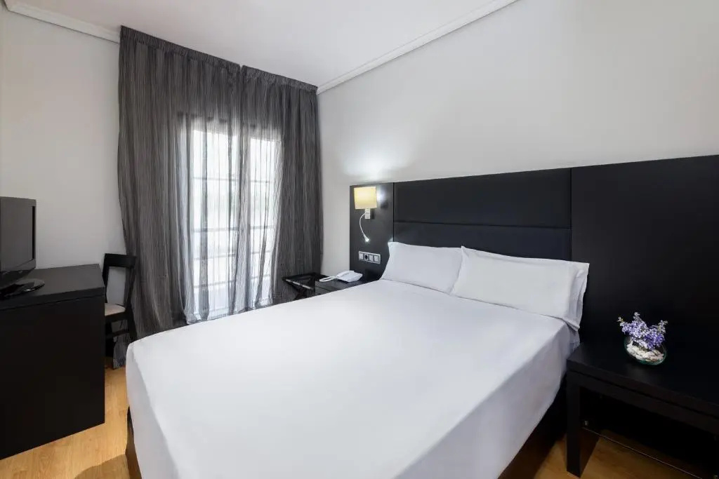 Virgen de los Reyes Hotel Room Type - Double room (full double bed)