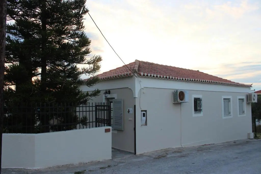 Studio with sea view enclosed garden and wifi at Porto Heli