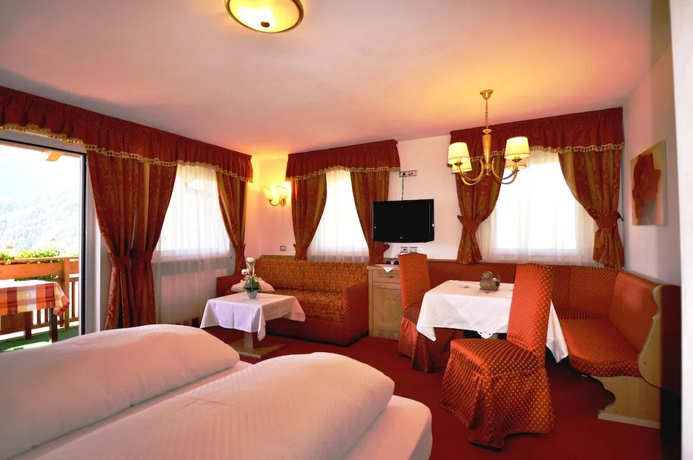 Deluxe Double room with balcony and with mountain view (full double bed)
