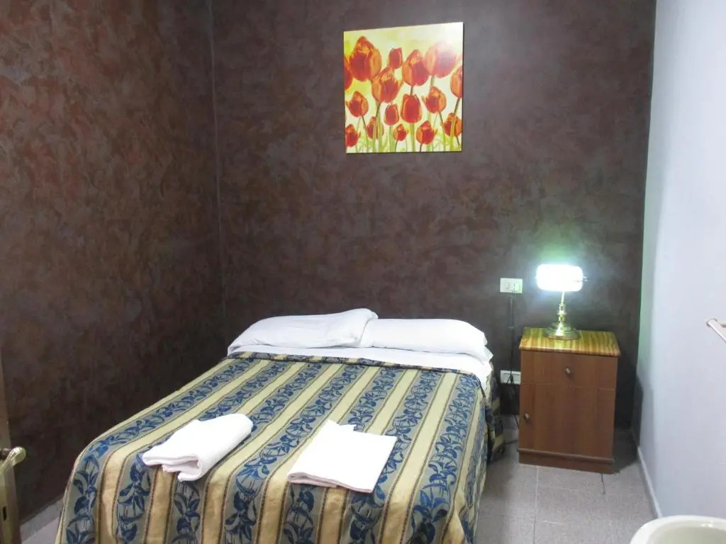 Small Double room (full double bed)