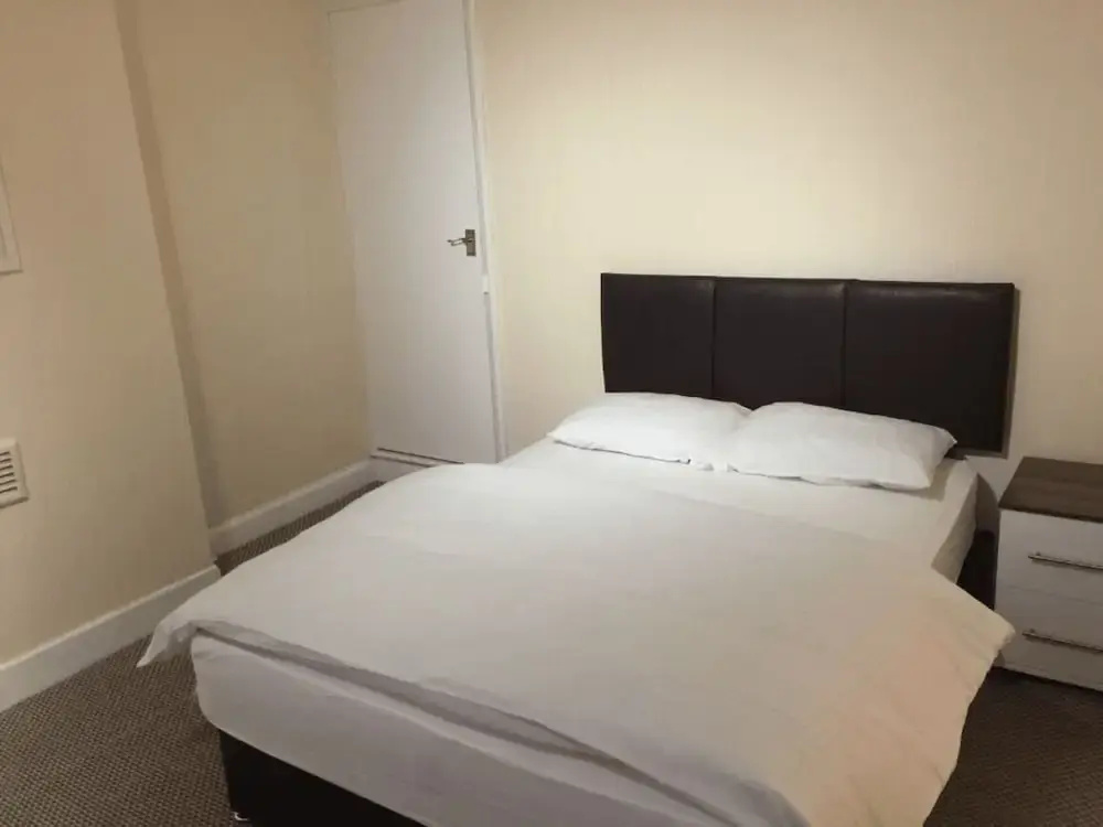 Room in Guest Room - Cheerful big Size Room in Leicester